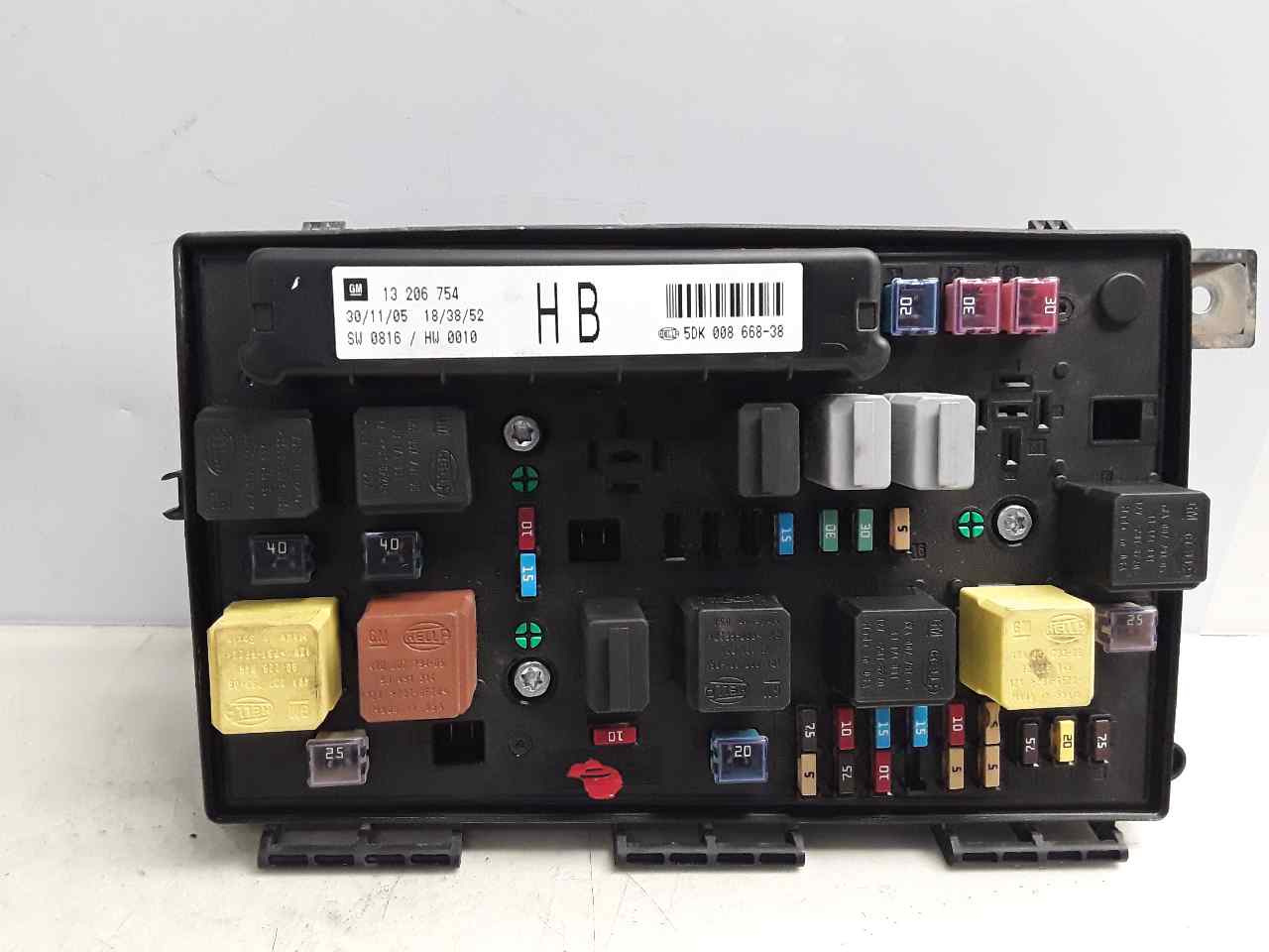 VAUXHALL Astra J (2009-2020) Fuse Box 13206754 25041664